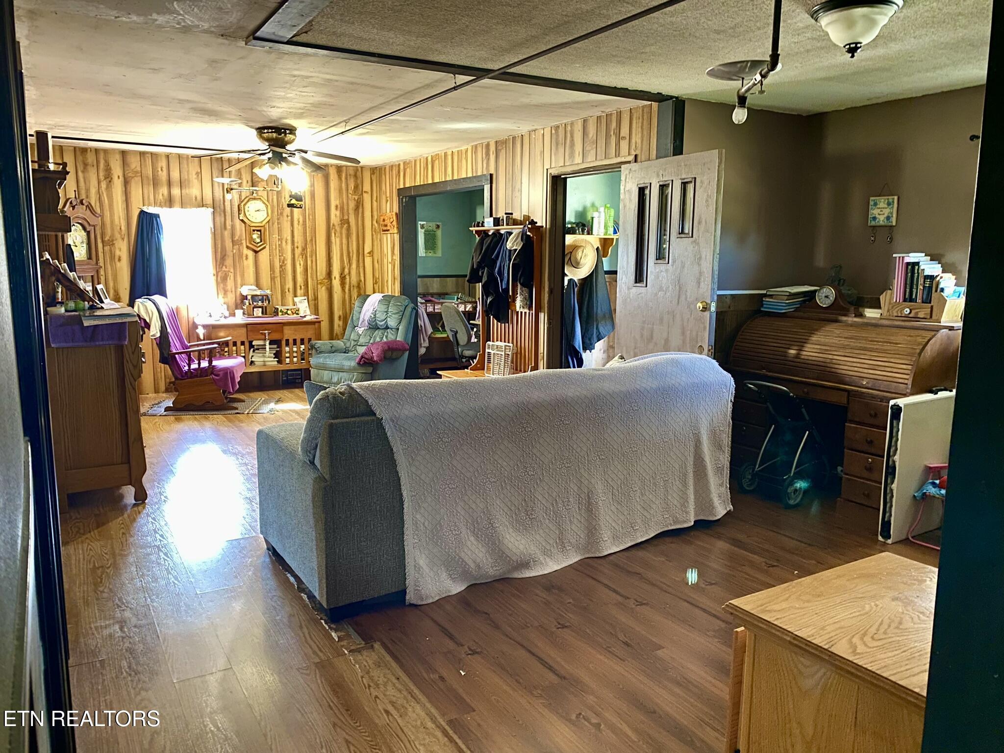 141 Central Avenue Lancing, TN 37770 - Photo 15 of 27 Living Room