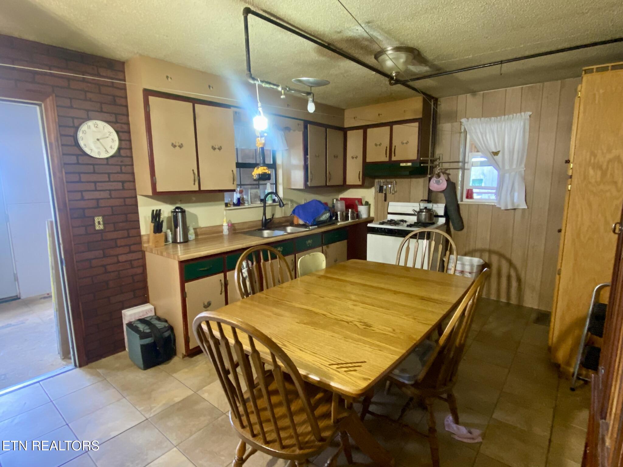 141 Central Avenue Lancing, TN 37770 - Photo 19 of 27 Kitchen