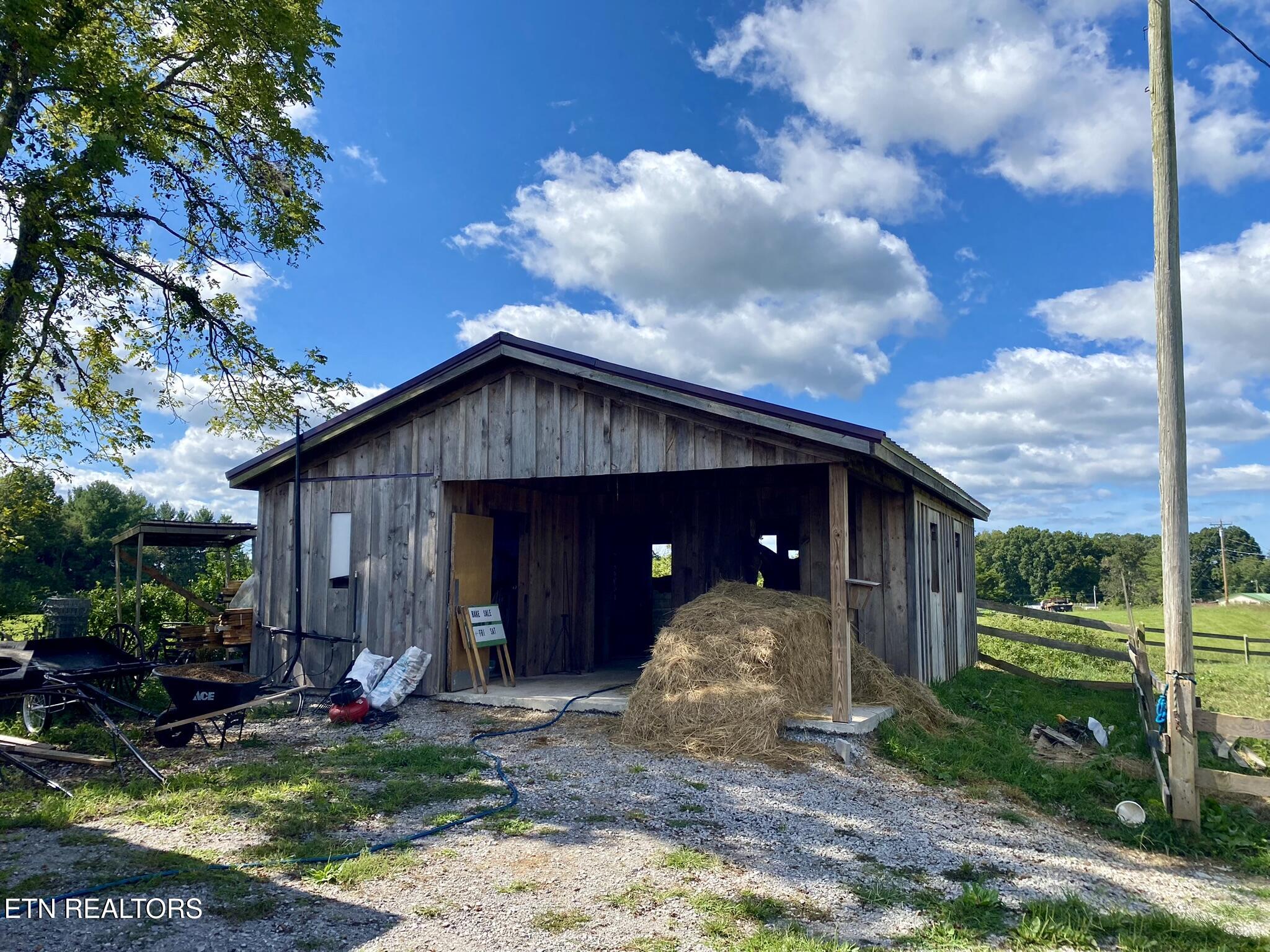 141 Central Avenue Lancing, TN 37770 - Photo 2 of 26 IMG_5878