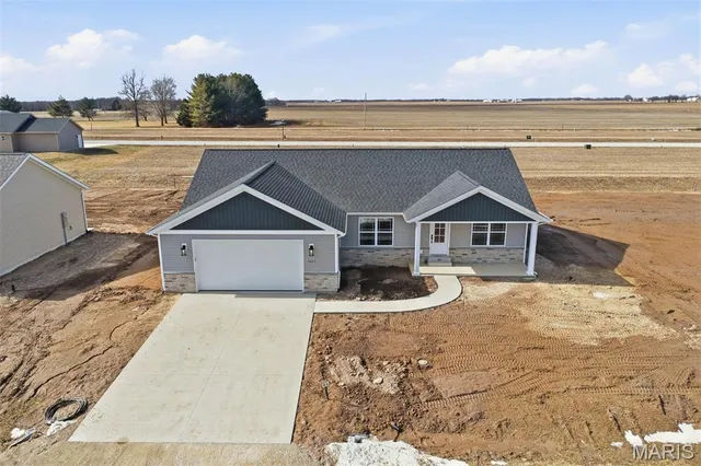 $380,000 | 4823 Fitz James Crossing, Highland, IL 62249