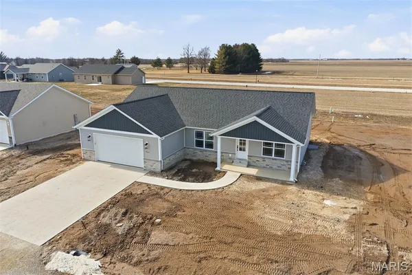$380,000 | 4823 Fitz James Crossing, Highland, IL 62249