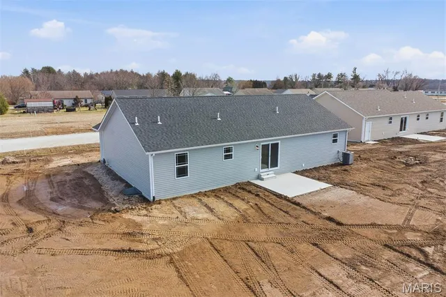 $380,000 | 4823 Fitz James Crossing, Highland, IL 62249