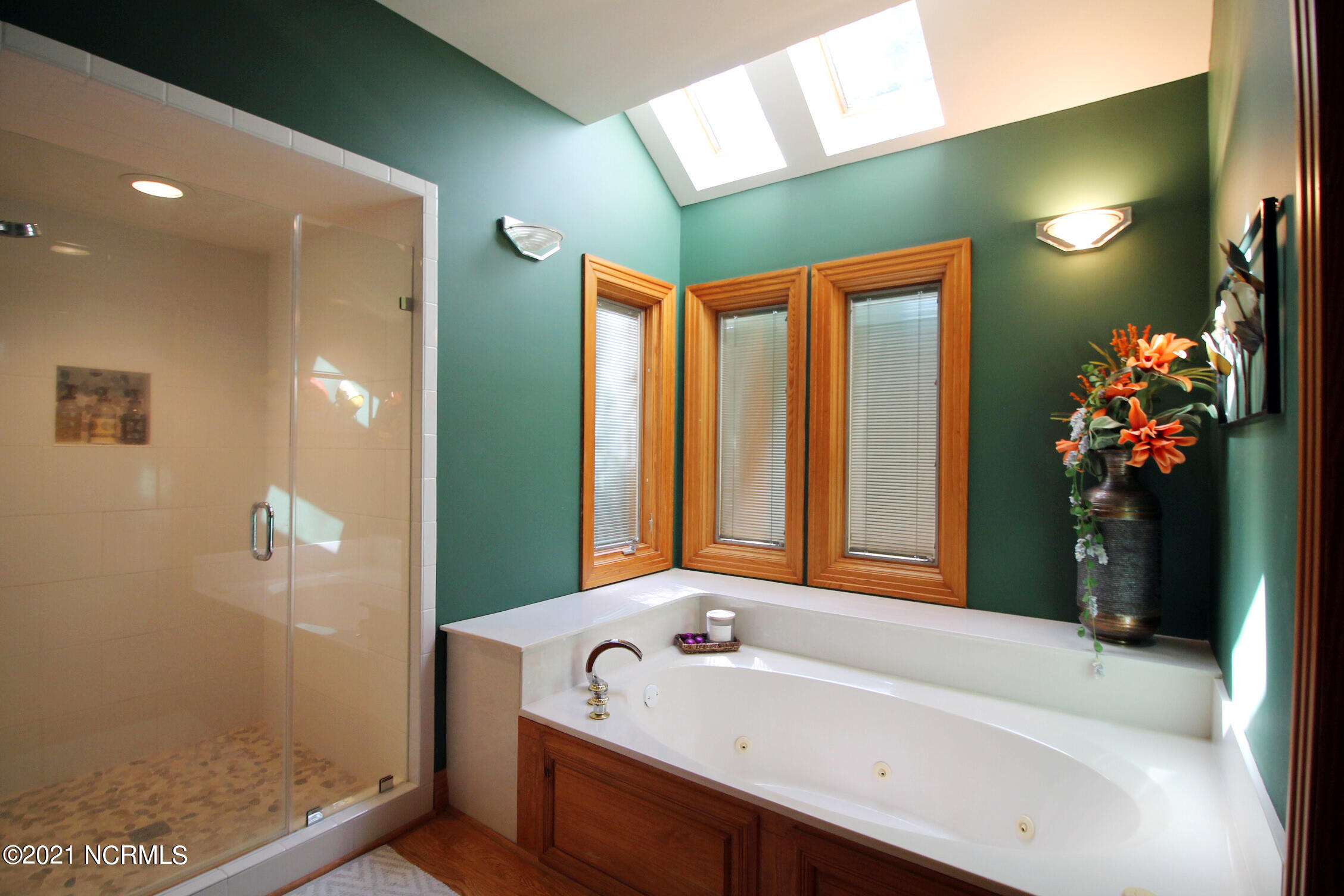 101 North Teachs Point Road Bath, NC 27808 - Photo 25 of 59 Walk-in shower and whirlpool tub