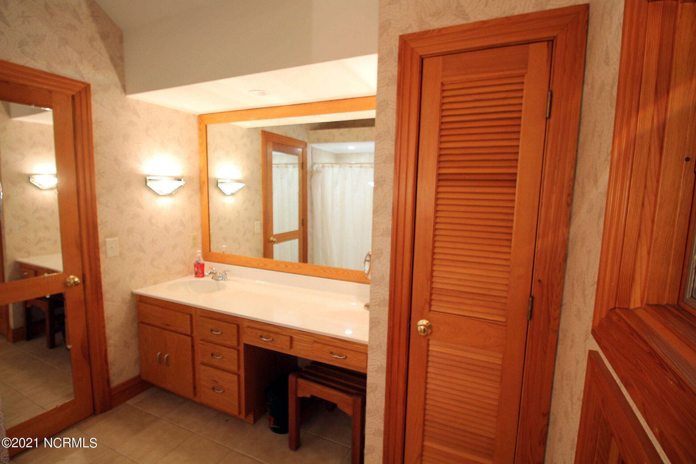 101 North Teachs Point Road Bath, NC 27808 - Photo 35 of 59 Upstairs bathroom
