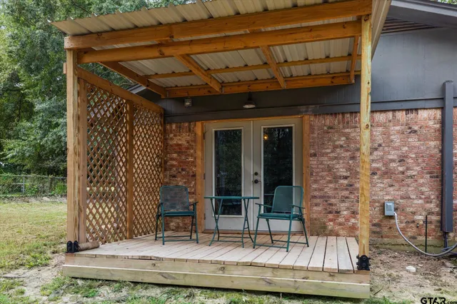 a view of entryway with a outdoor