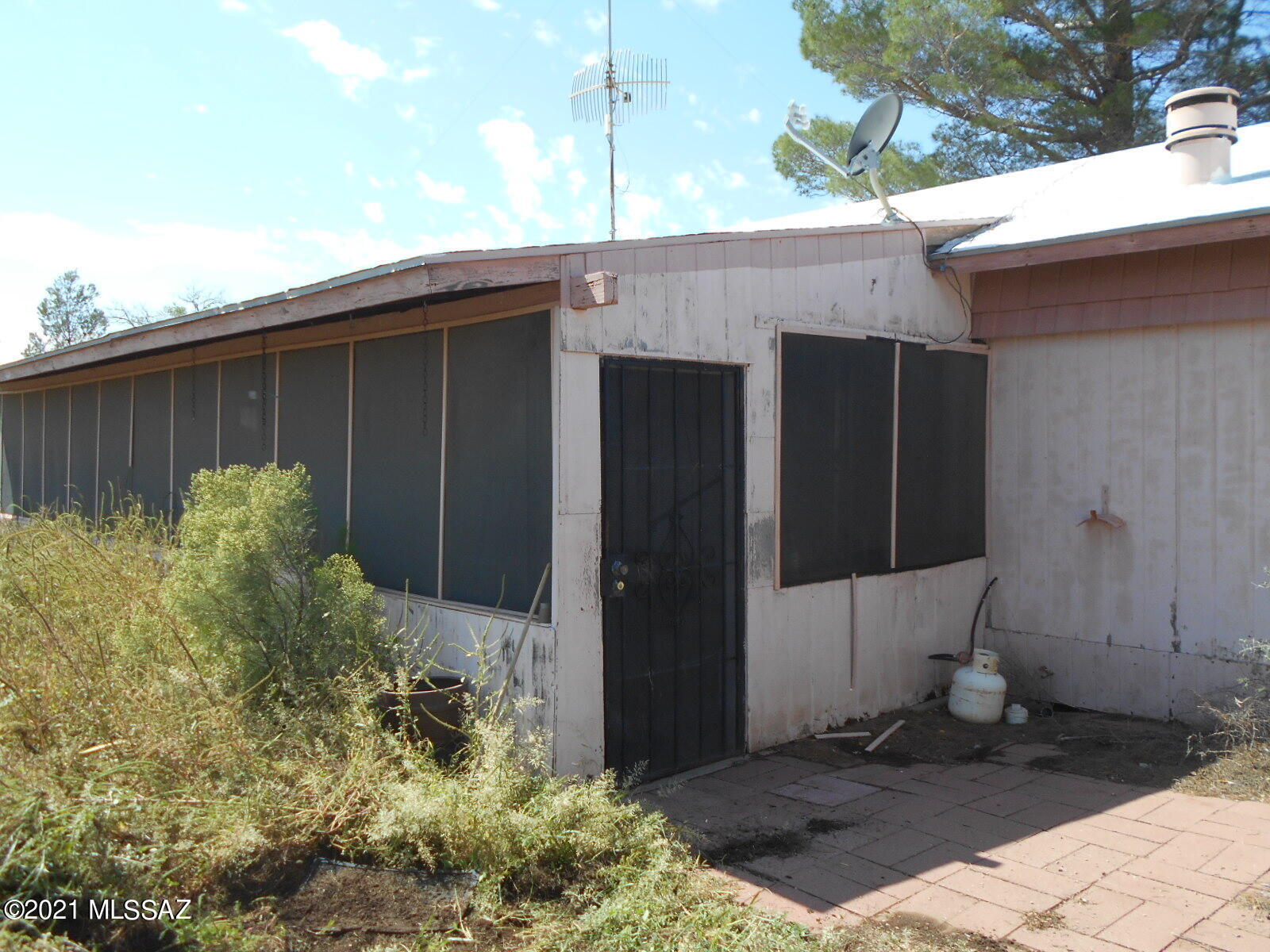 5321 North Rocky Road Douglas, AZ 85607 - Photo 7 of 41 a backyard of a house
