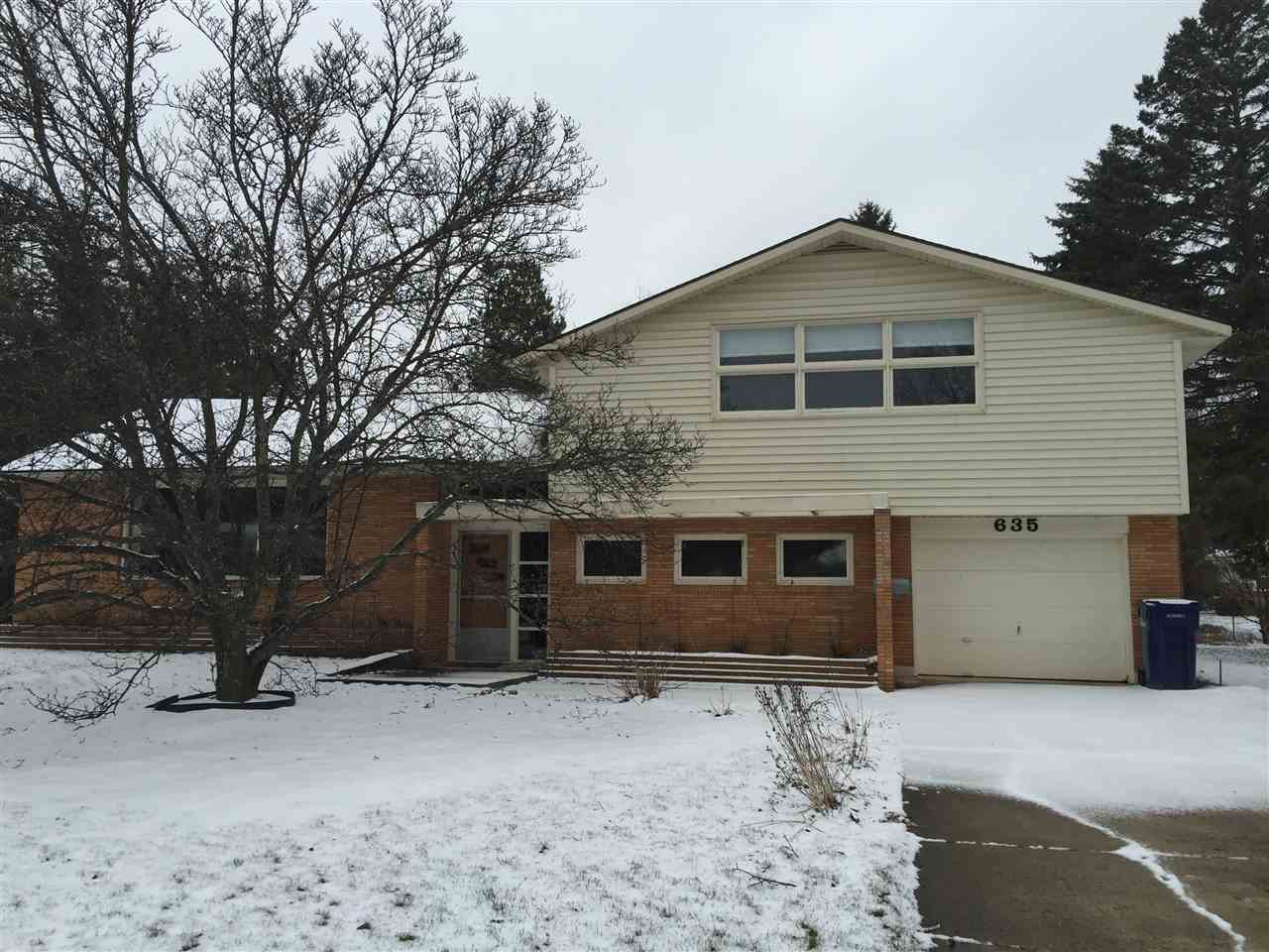 635 Sheridan Road Traverse City, MI 49686 - Photo 2 of 32 1814081-1.JPG