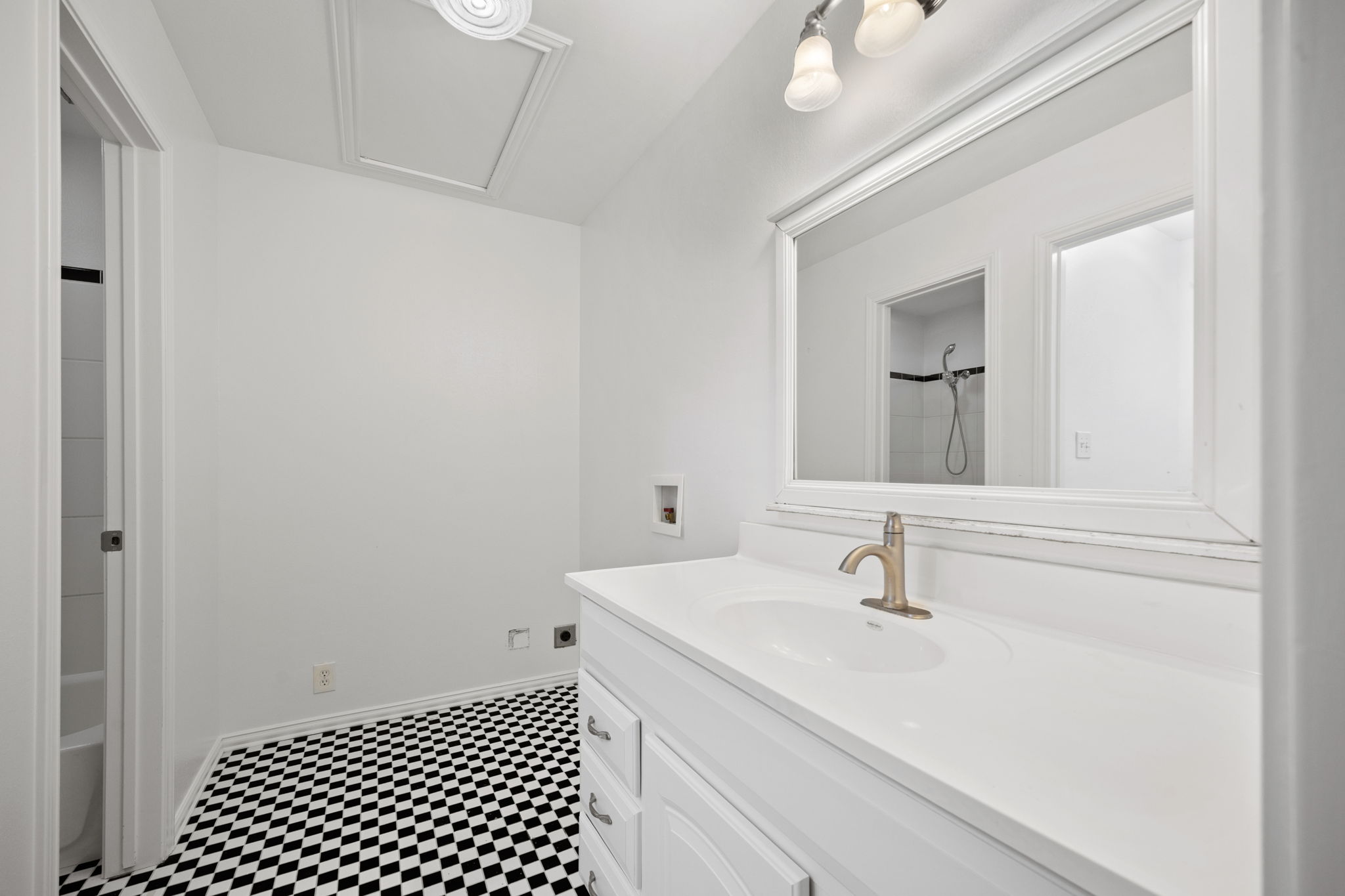 610 Eastview Drive Georgetown, TX 78626 - Photo 18 of 39 a bathroom with a sink and a mirror