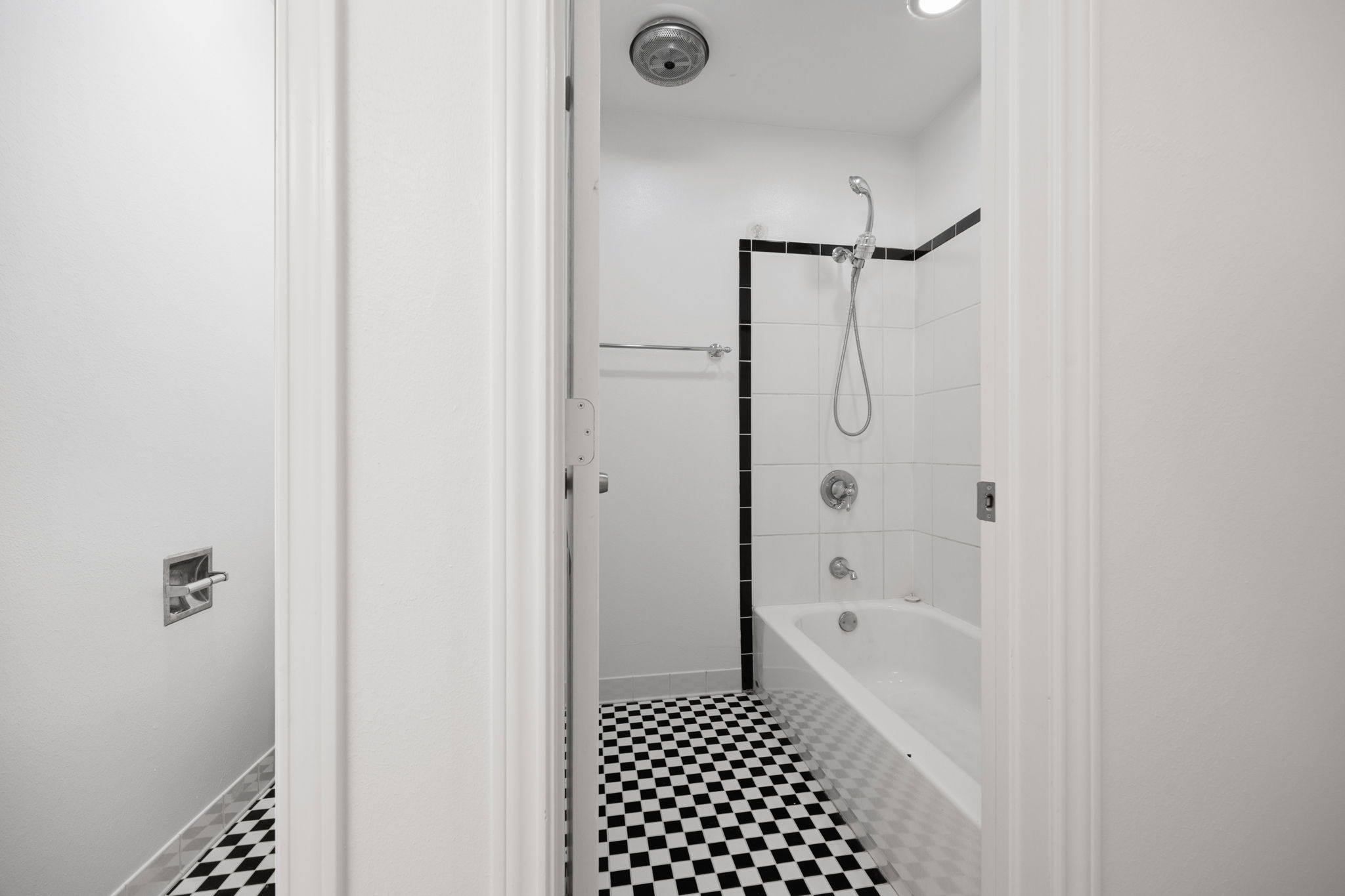 610 Eastview Drive Georgetown, TX 78626 - Photo 19 of 39 a bathroom with a bathtub and a shower