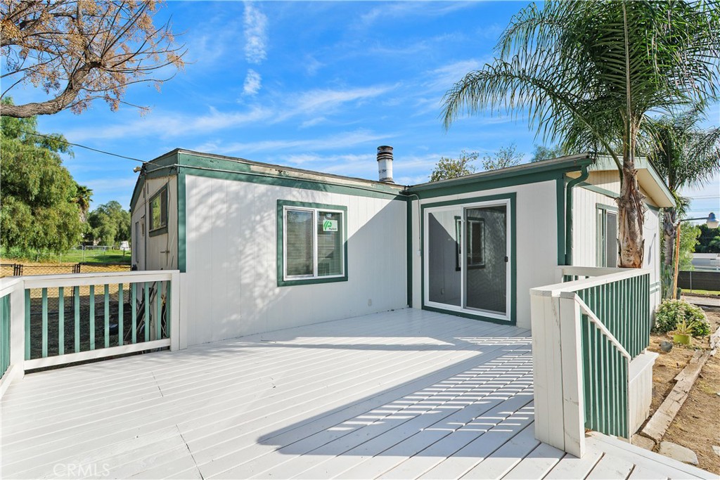 33462 Loquat Street Wildomar, CA 92595 - Photo 10 of 41 a front view of a house with a garden