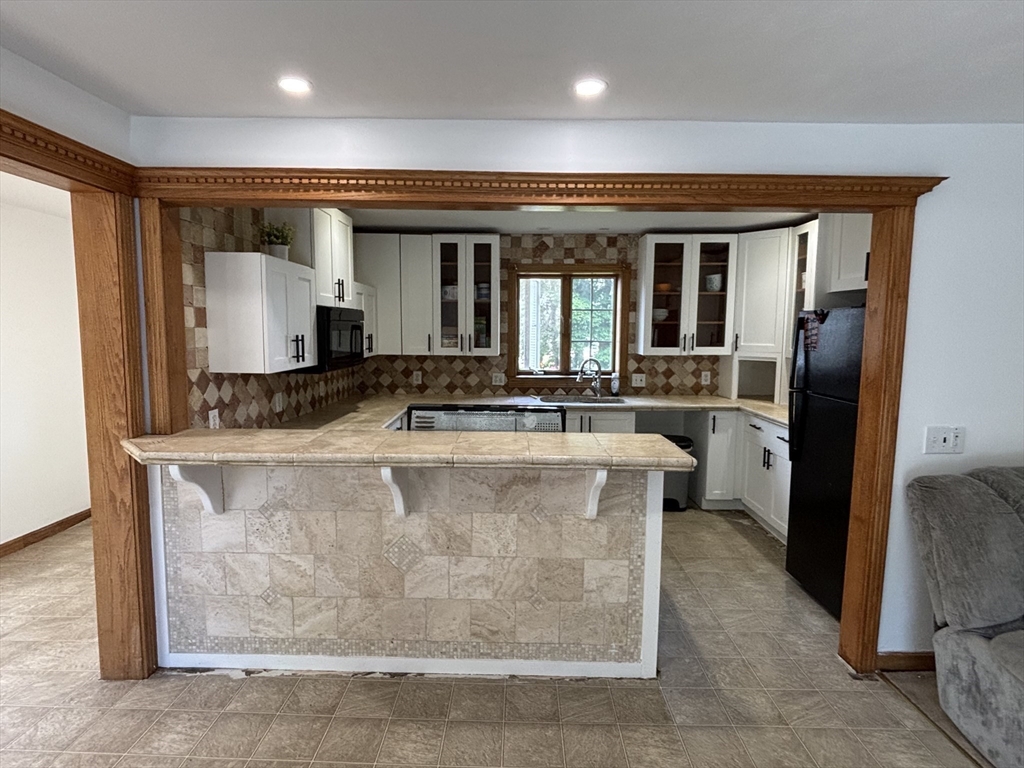 141 Sunderland Road Worcester, MA 01604 - Photo 4 of 20 Gallery Image 4