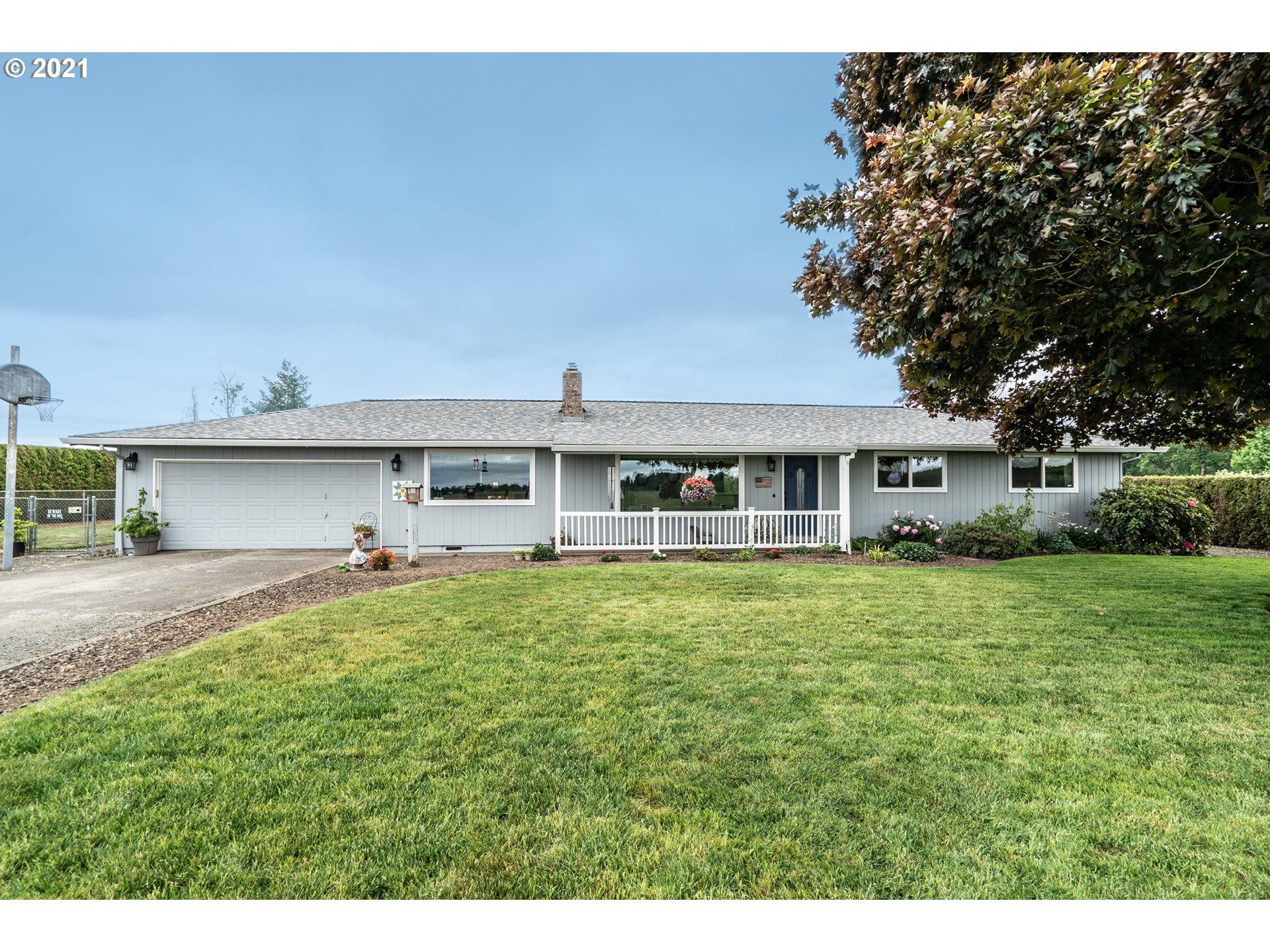 9657 South Kraxberger Road Canby, OR 97013 - Photo 1 of 32 a front view of a house with a garden