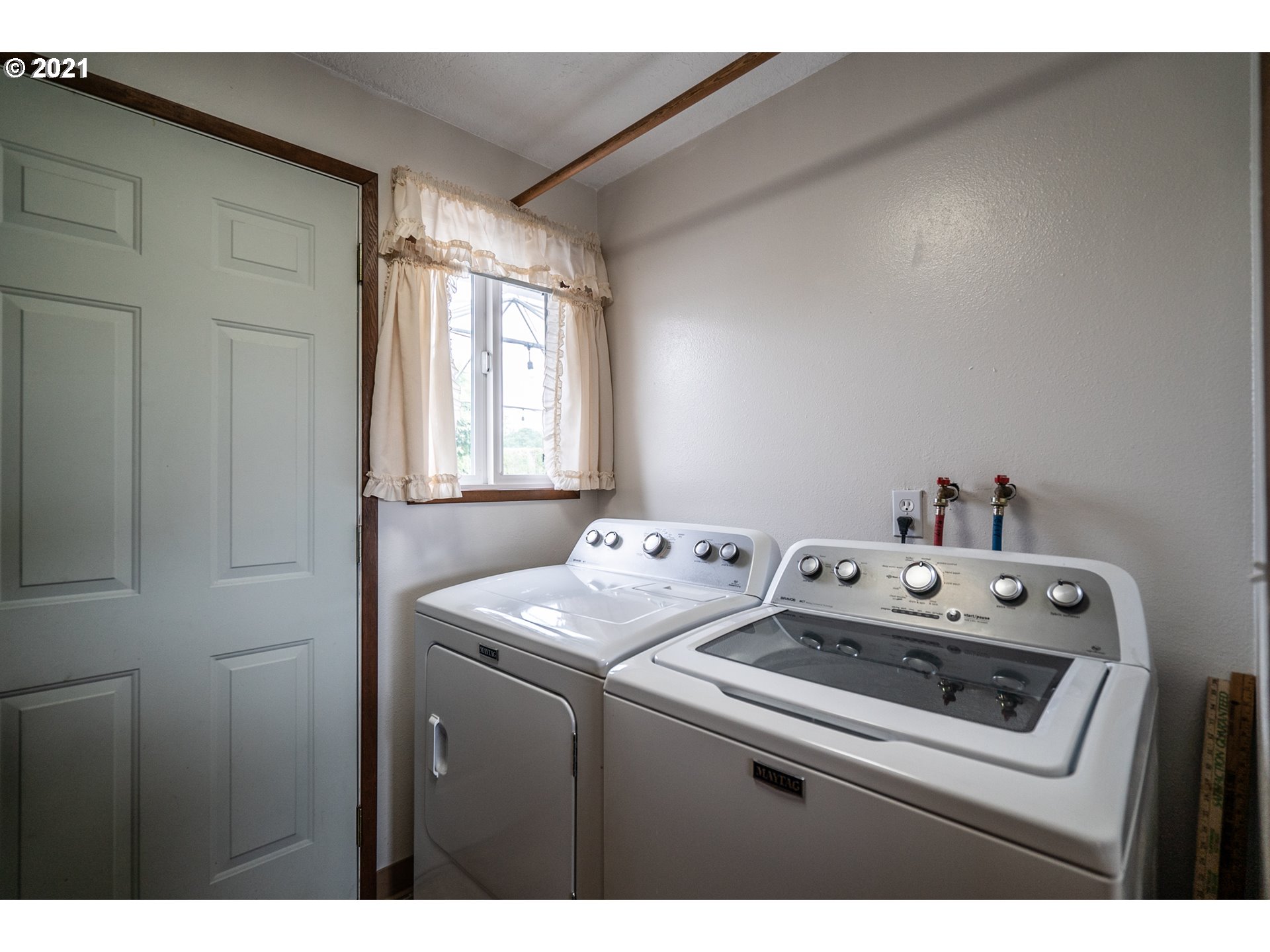 9657 South Kraxberger Road Canby, OR 97013 - Photo 12 of 32 a utility room with dryer and washer
