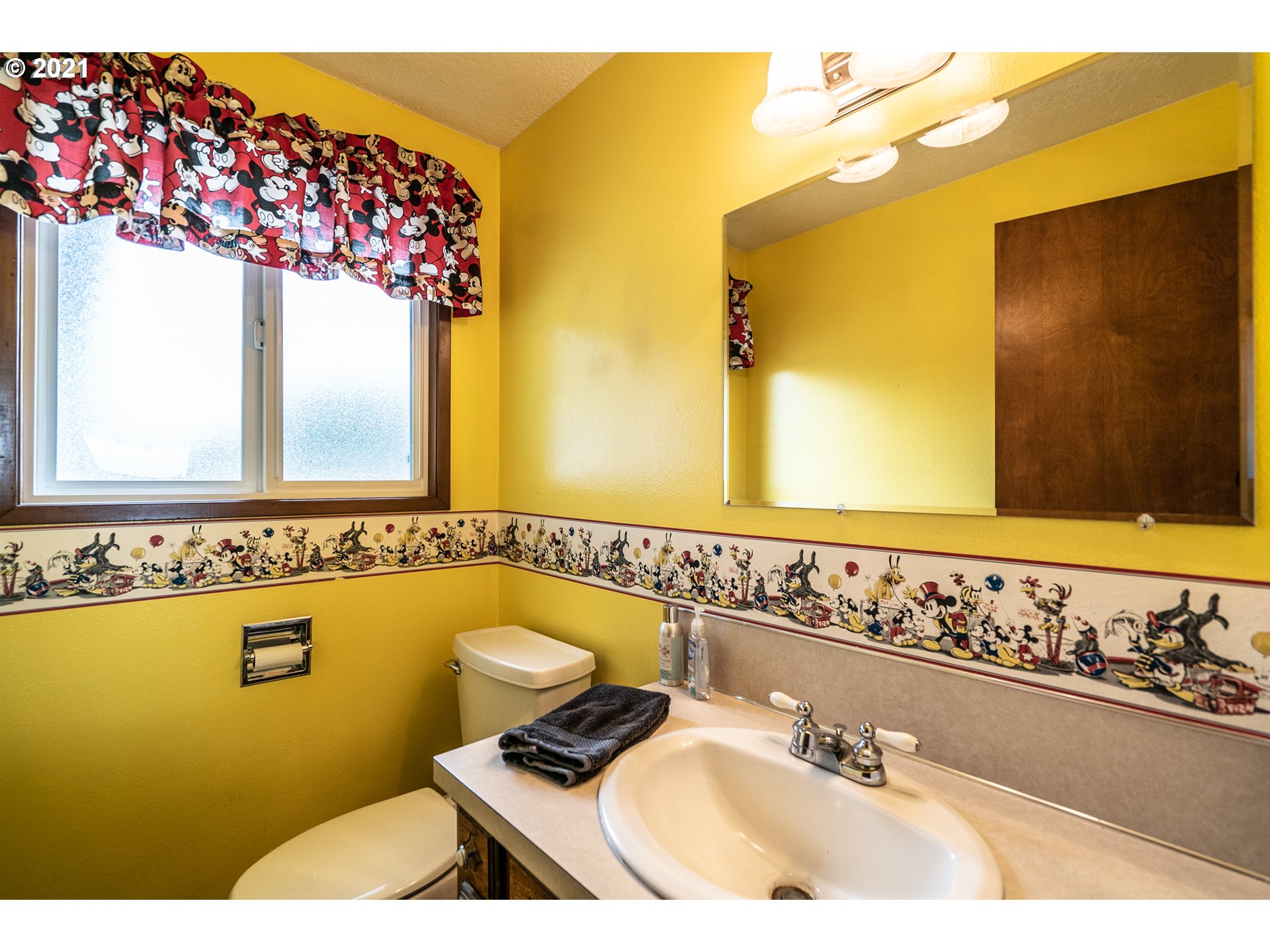 9657 South Kraxberger Road Canby, OR 97013 - Photo 14 of 32 a bathroom with a sink mirror and a bathtub