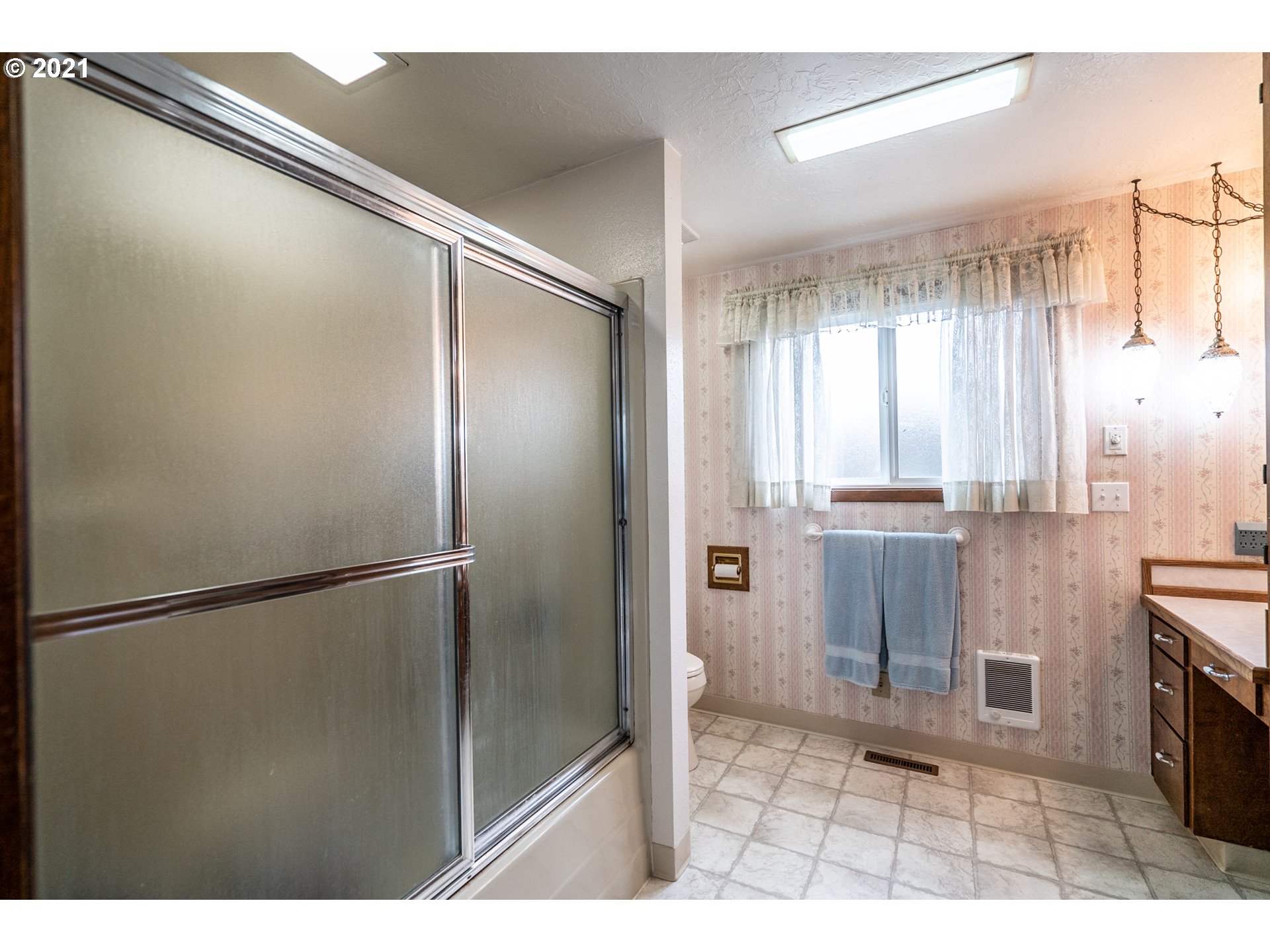 9657 South Kraxberger Road Canby, OR 97013 - Photo 18 of 32 a bathroom with a shower and a mirror
