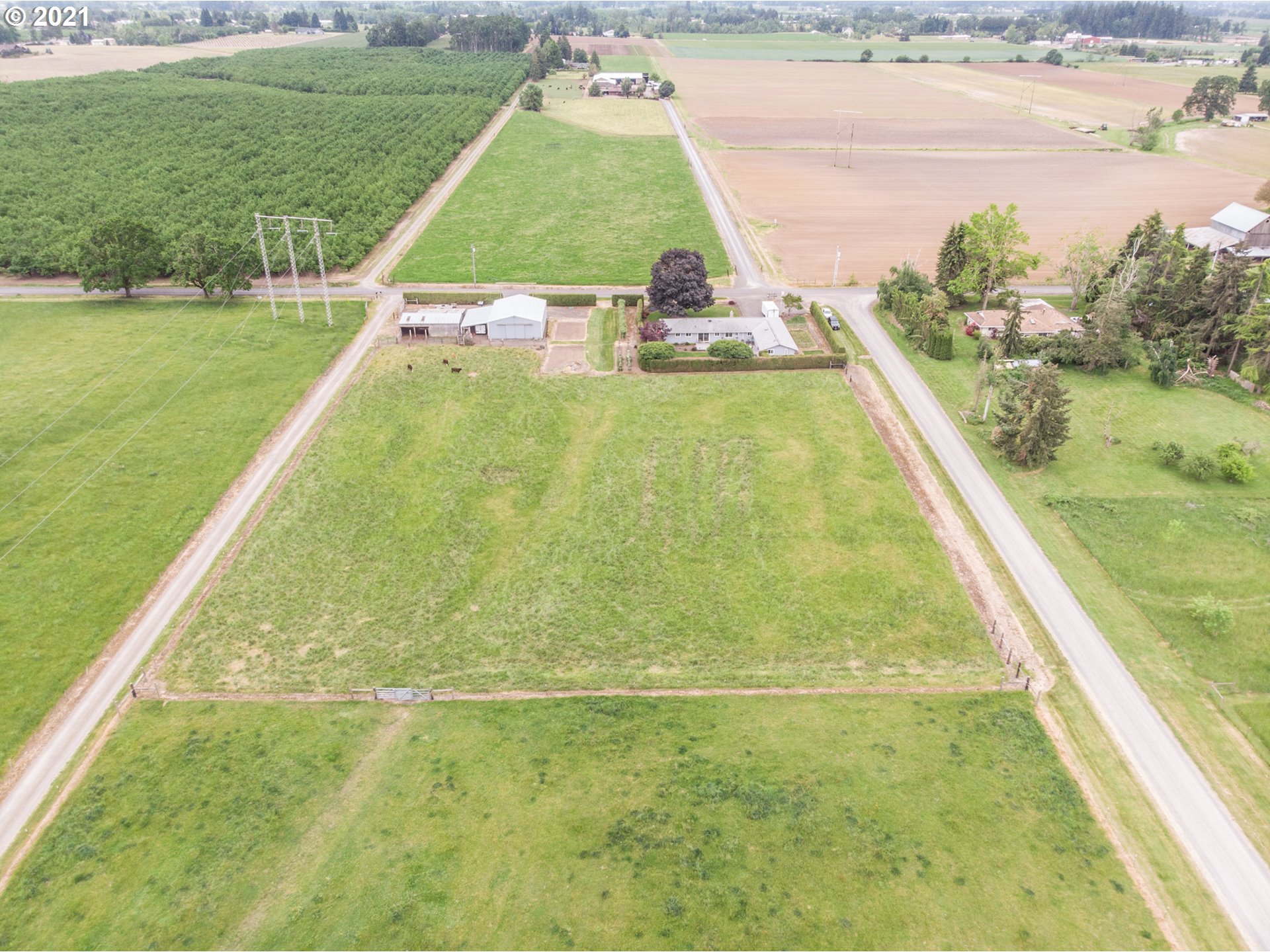 9657 South Kraxberger Road Canby, OR 97013 - Photo 30 of 32 a view of a swimming pool with a yard