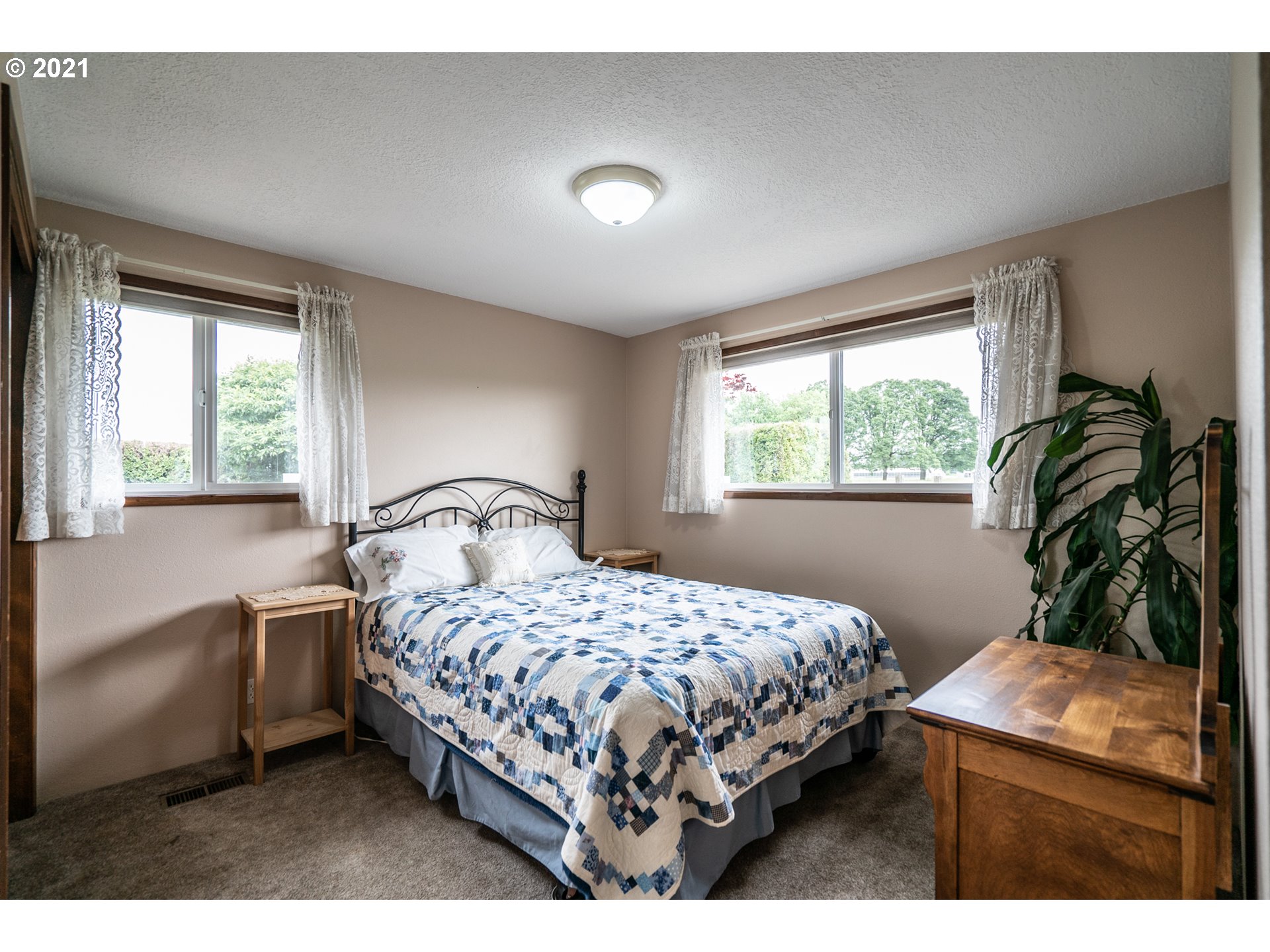 9657 South Kraxberger Road Canby, OR 97013 - Photo 6 of 32 a bedroom with a bed table and a window
