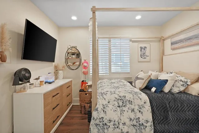 a bathroom with a double vanity sink window and a mirror