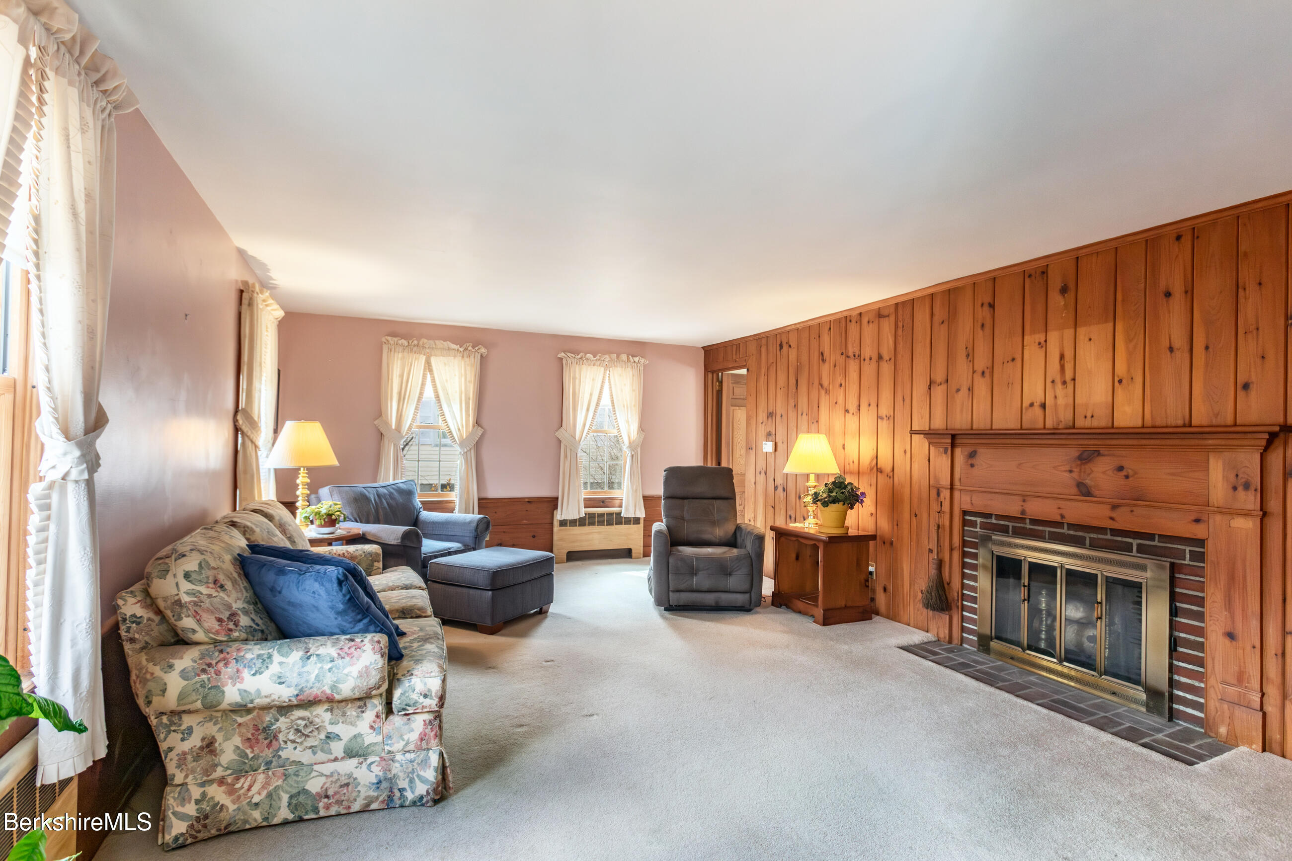 156 East New Lenox Road Pittsfield, MA 01201 - Photo 16 of 41 Living Room