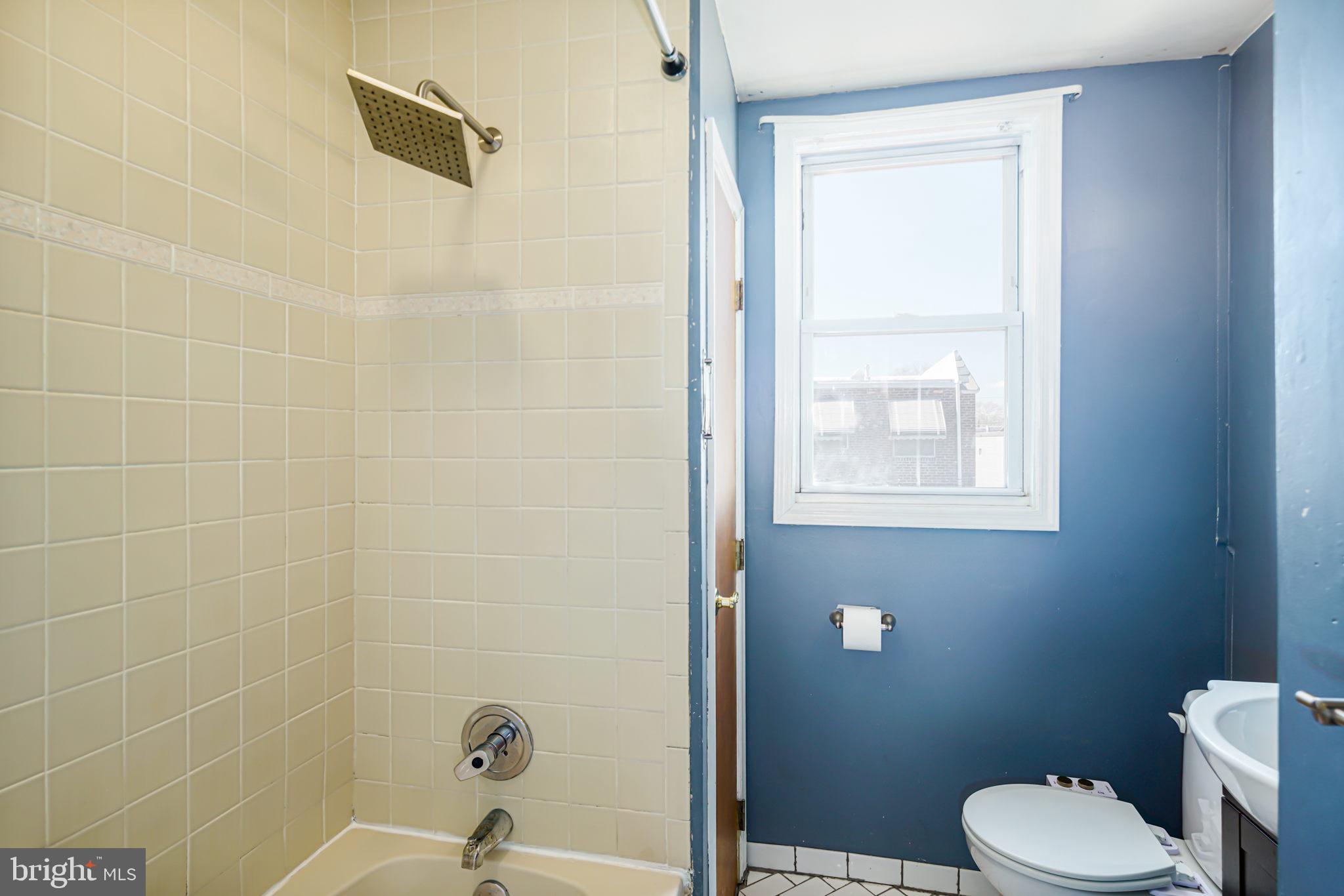 2822 South 9th Street Philadelphia, PA 19148 - Photo 15 of 23 Upstairs, full bathroom