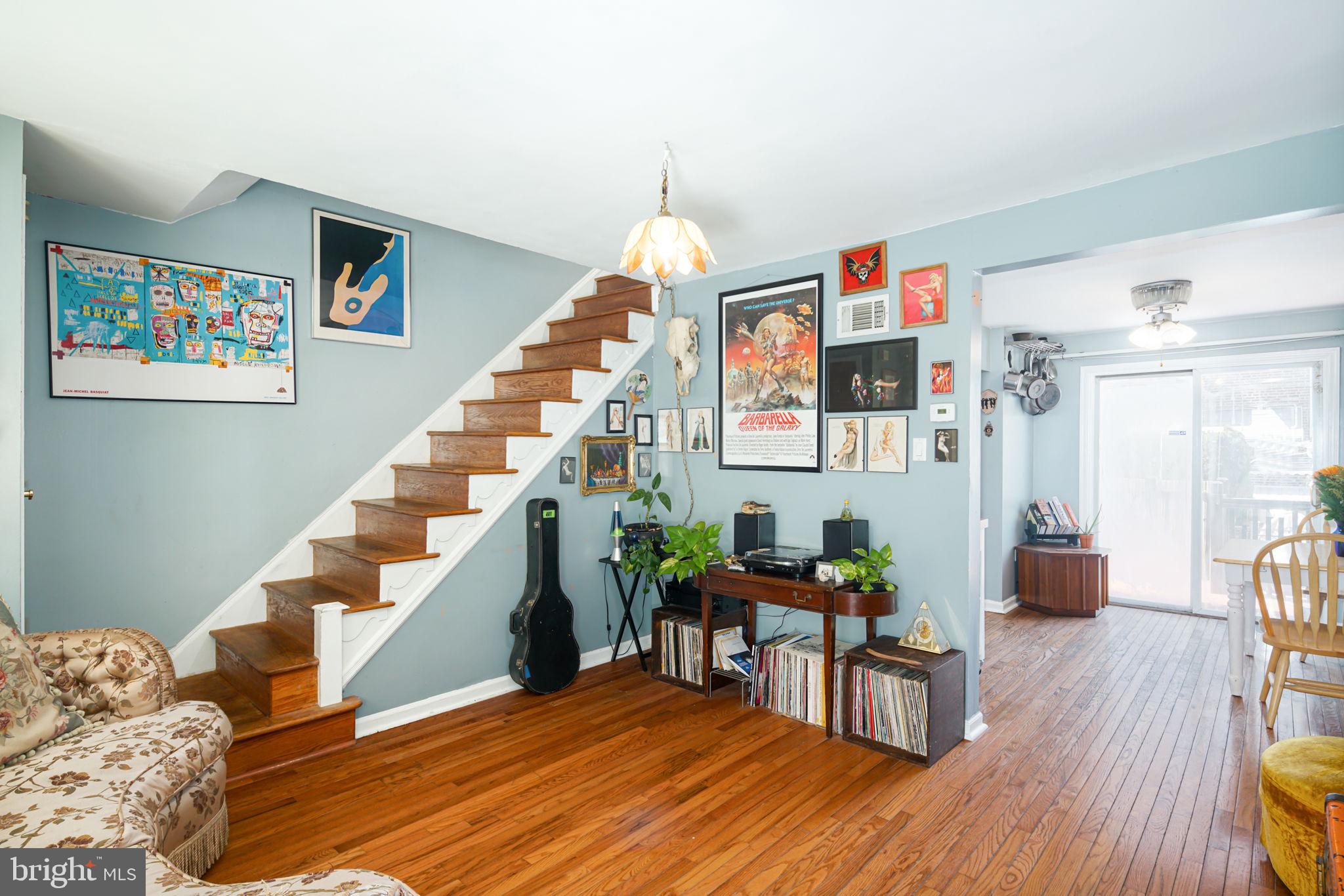 2822 South 9th Street Philadelphia, PA 19148 - Photo 2 of 23 Living room
