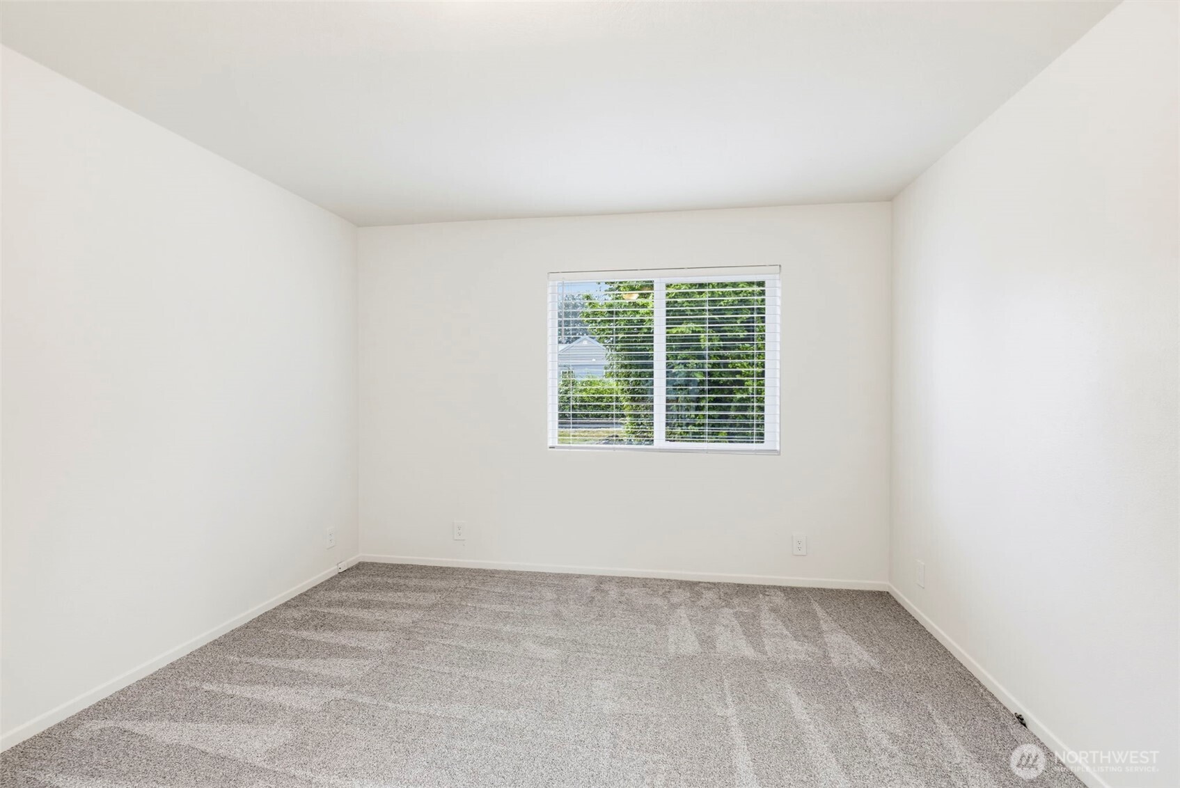 175 Jacobson Road Cathlamet, WA 98612 - Photo 26 of 32 an empty room with a window