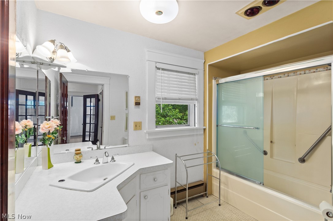 2512 Lee Road Cleveland, OH 44118 - Photo 28 of 35 2nd floor bath
