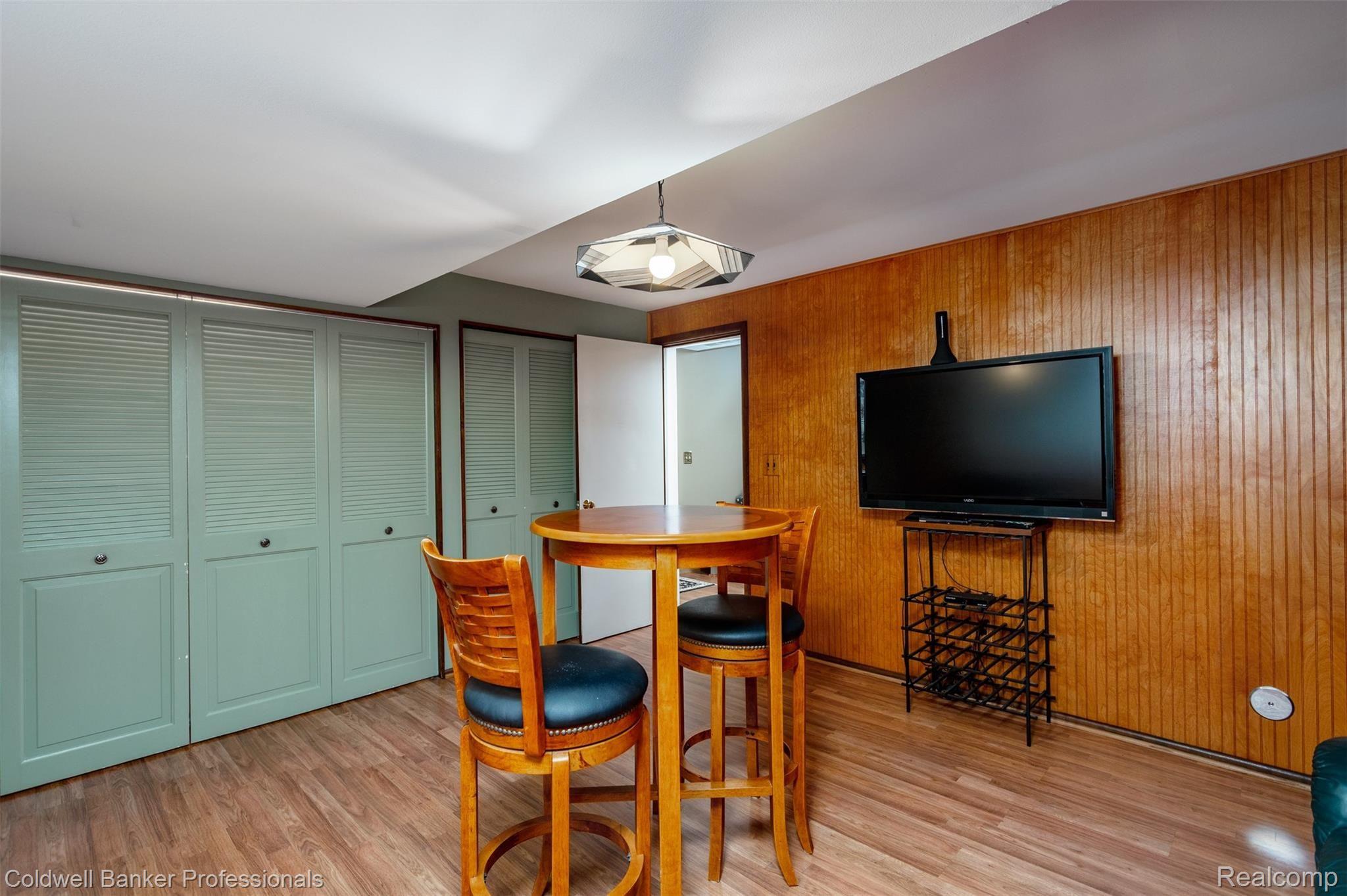 329 Lake Shore Road Grosse Pointe, MI 48236 - Photo 26 of 41 329 Lakeshore S039.jpg