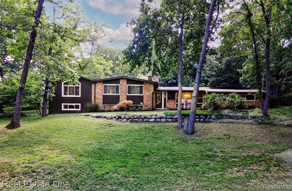 388 West Maryknoll Road Rochester Hills, MI 48309 - Photo 1 of 46