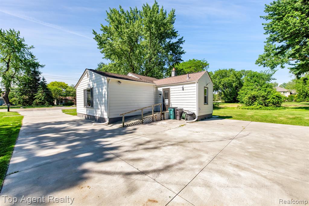 1541 East Wattles Road Troy, MI 48085 - Photo 22 of 32