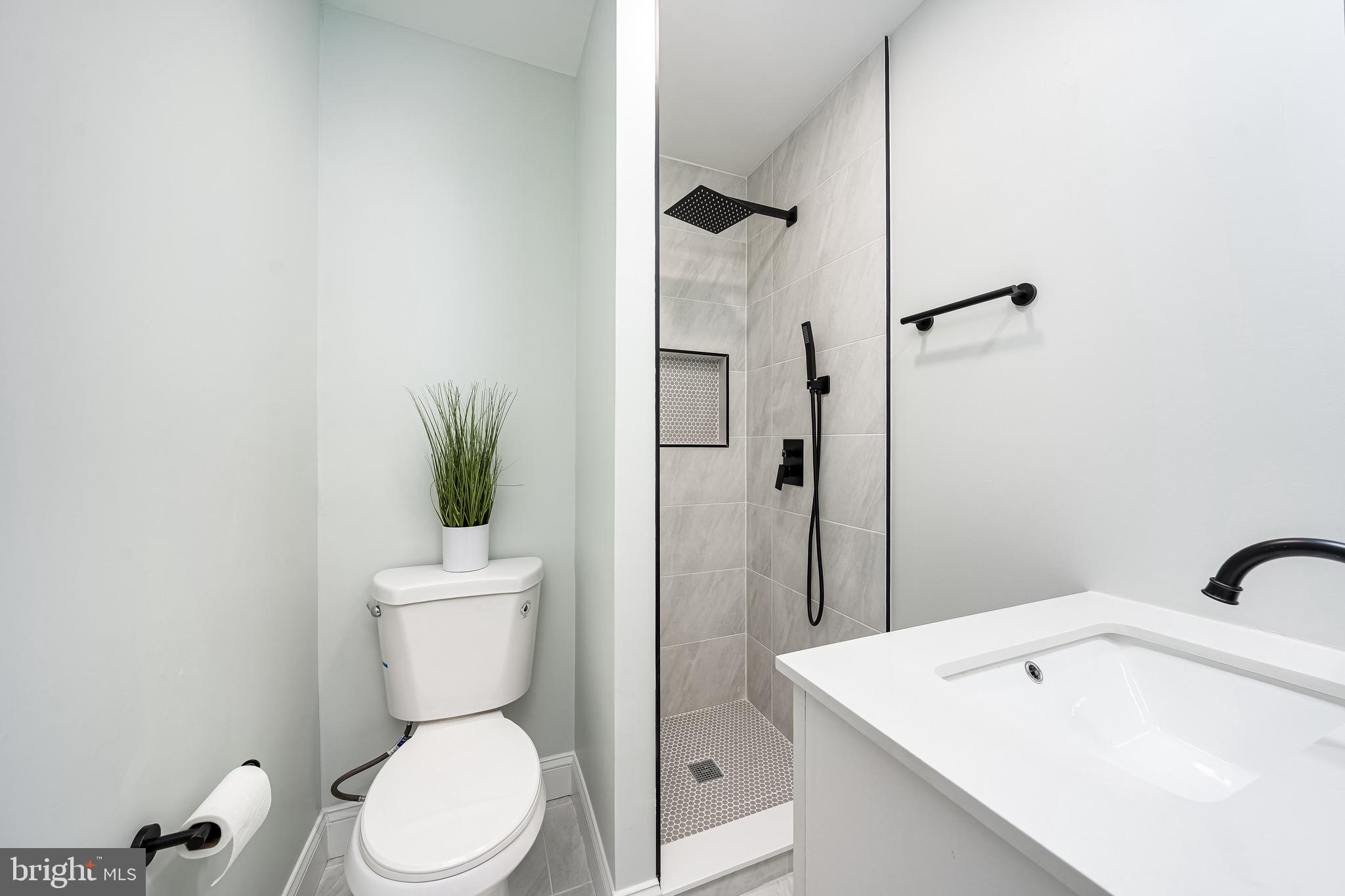 8479 Imperial Drive, Unit 6I Laurel, MD 20708 - Photo 24 of 45 En-Suite full Bath