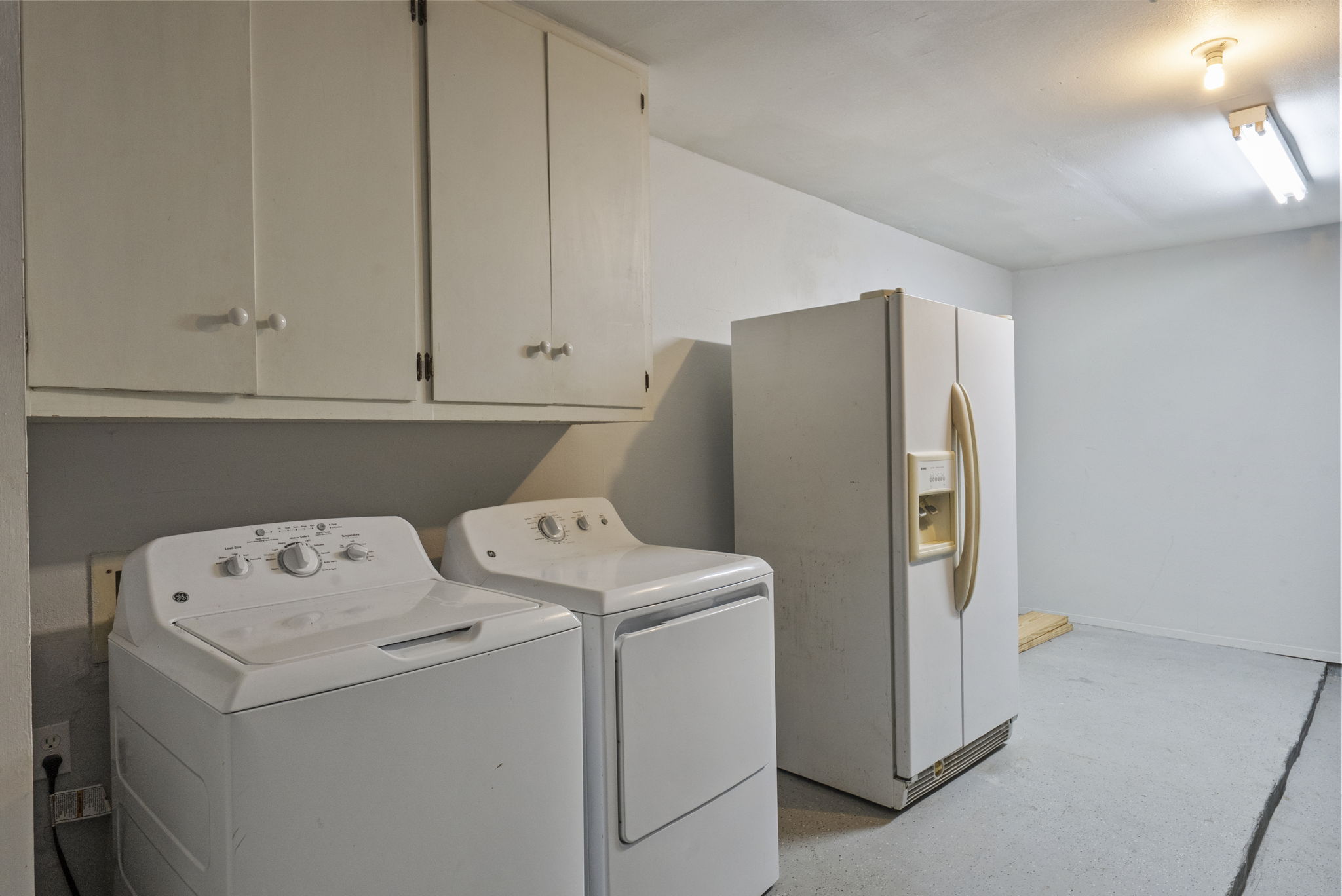 11405 Pyreneese Drive Austin, TX 78759 - Photo 37 of 37 a utility room with dryer and washer