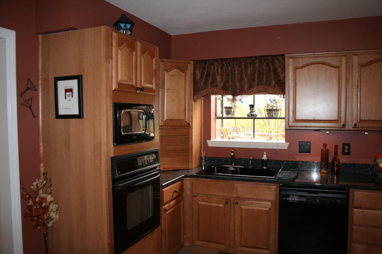 5336 Huntridge Road Roanoke, VA 24012 - Photo 2 of 151 kitchen with granite, custom cabinets