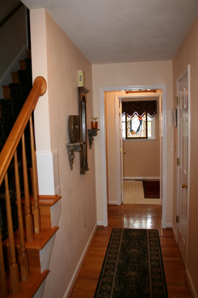 5336 Huntridge Road Roanoke, VA 24012 - Photo 12 of 151 hallway from front door