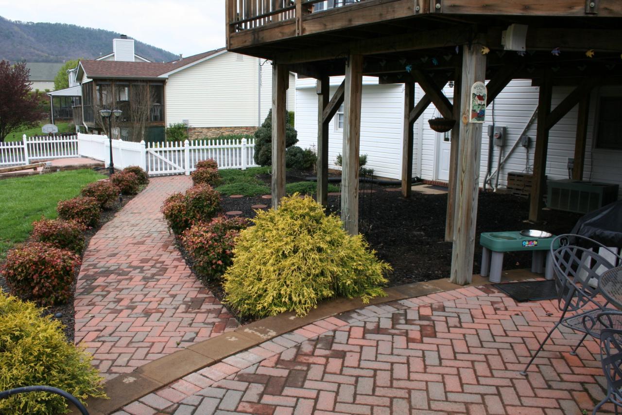 5336 Huntridge Road Roanoke, VA 24012 - Photo 114 of 151 patio, under deck, landscaping