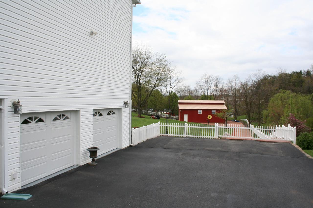 5336 Huntridge Road Roanoke, VA 24012 - Photo 142 of 151 side entry 3 car under garage