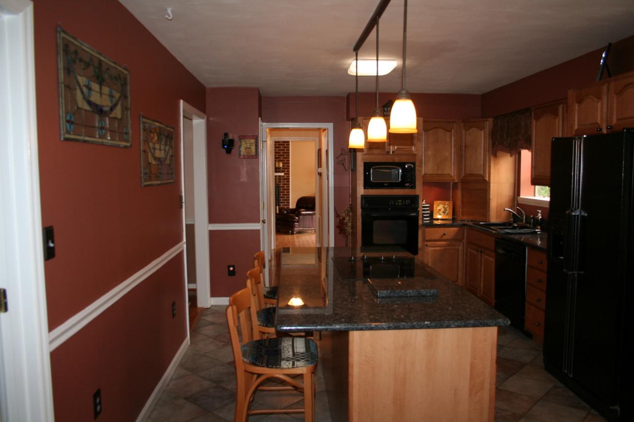 5336 Huntridge Road Roanoke, VA 24012 - Photo 19 of 151 bar area in kitchen