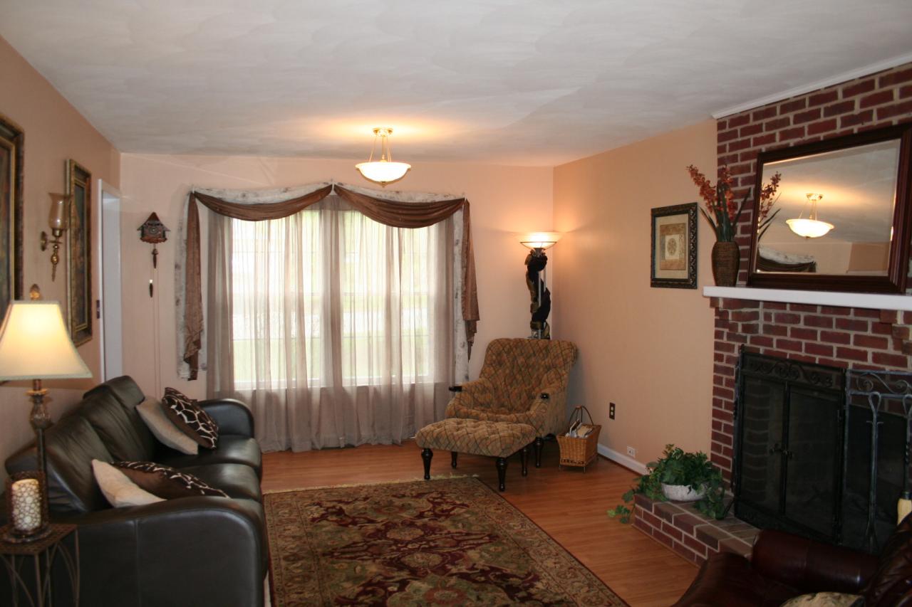 5336 Huntridge Road Roanoke, VA 24012 - Photo 3 of 151 family room