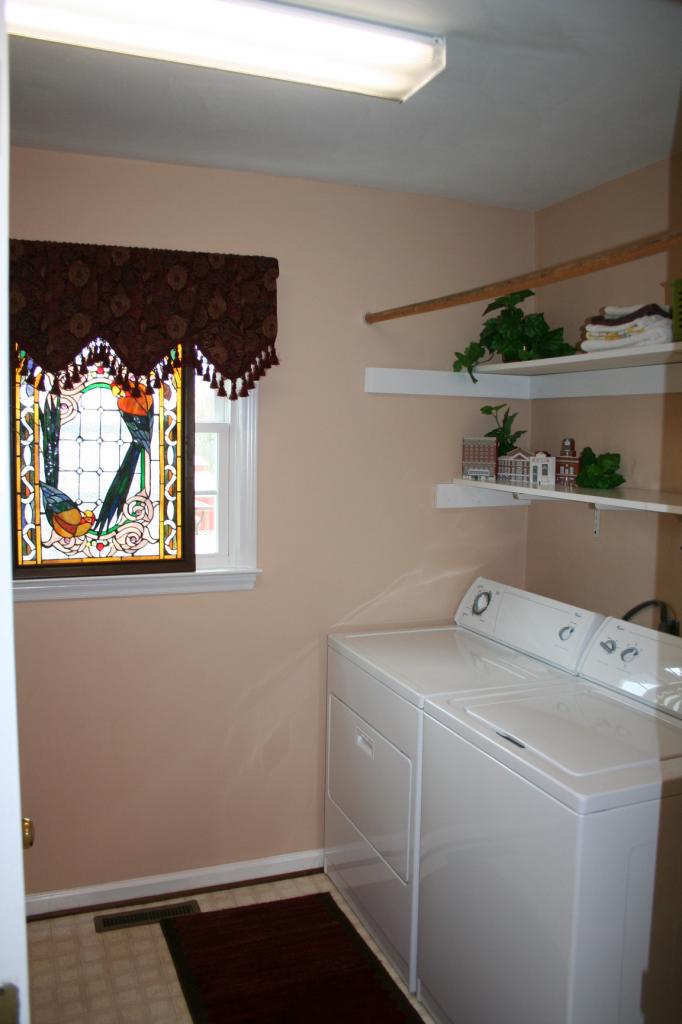 5336 Huntridge Road Roanoke, VA 24012 - Photo 7 of 151 nice sized laundry room!