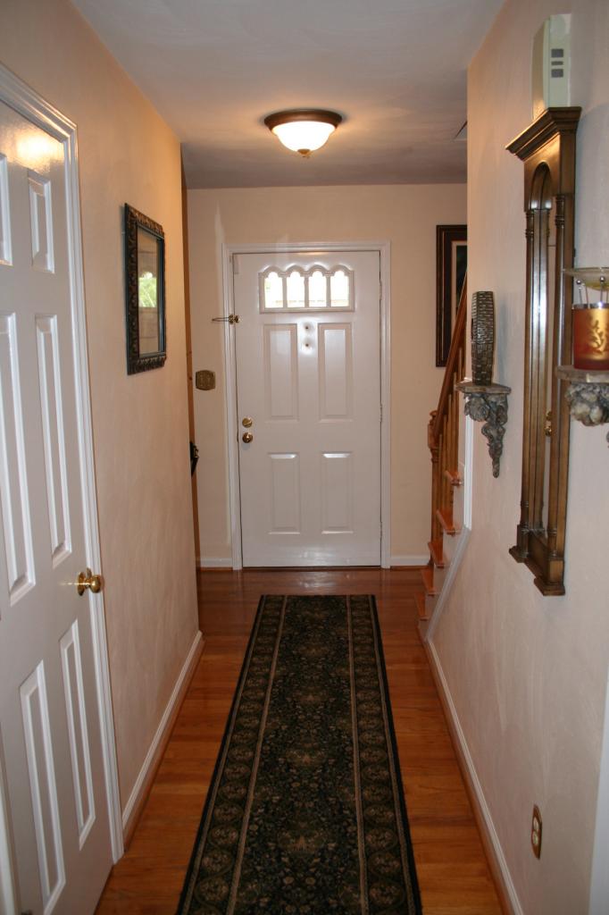 5336 Huntridge Road Roanoke, VA 24012 - Photo 9 of 151 hallway and front door