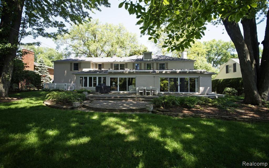 77 Stephens Road Grosse Pointe, MI 48236 - Photo 2 of 27 2-photo-web-1024x640-163911.jpg