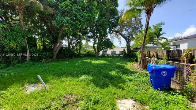 a view of yard with green space