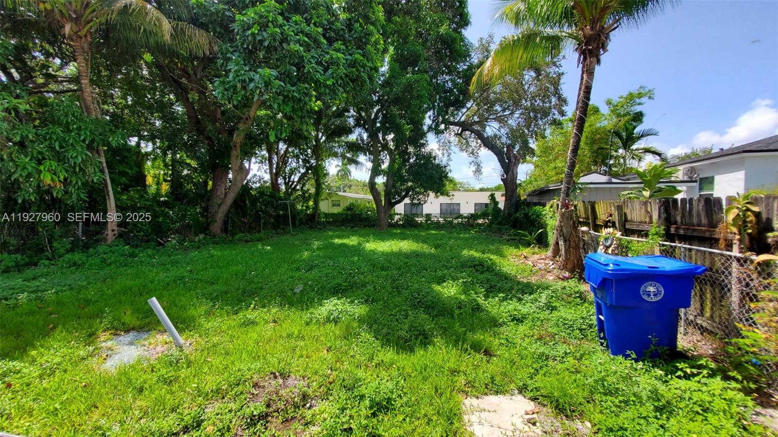 a view of yard with green space