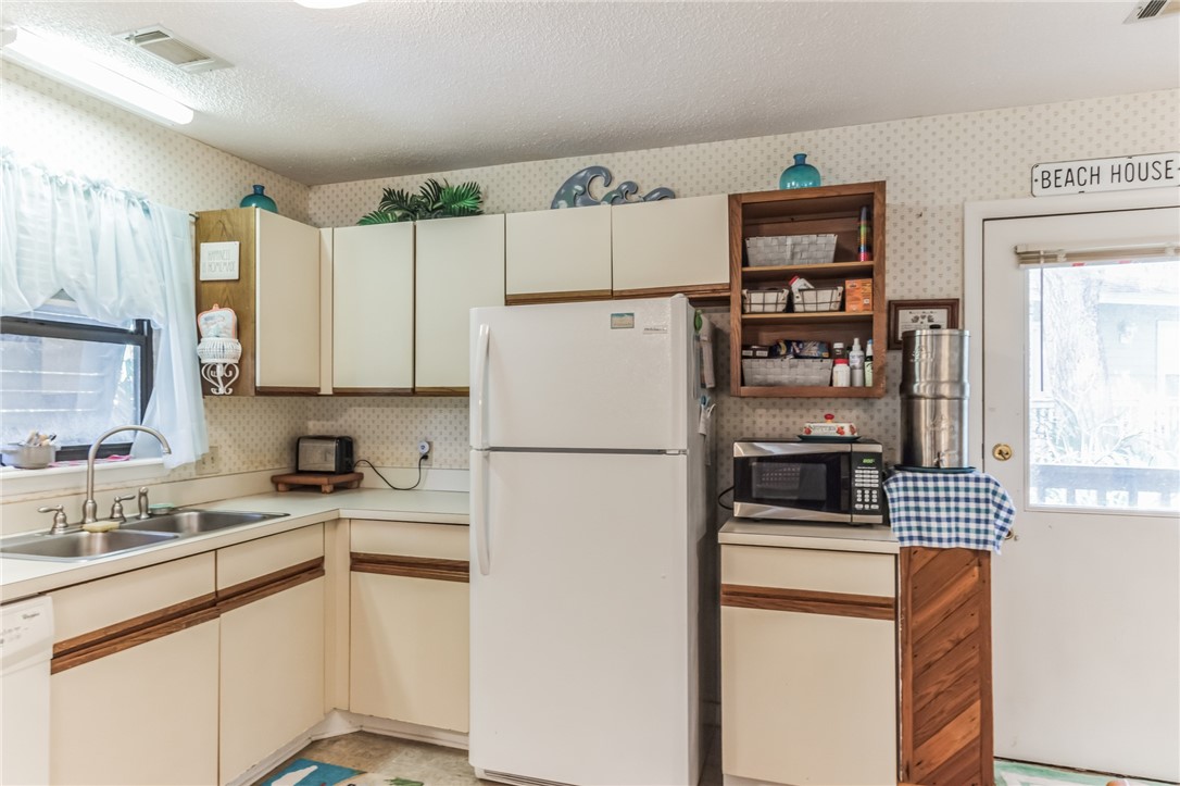 18 Fiddlers Point Fripp Island, SC 29920 - Photo 10 of 45 Spacious Kitchen