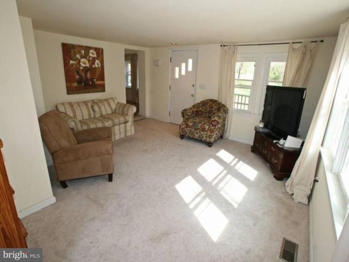 18225 New Cut Road Mount Airy, MD 21771 - Photo 2 of 8 Living Room