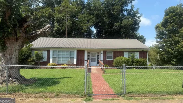 a view of a house with backyard and porch