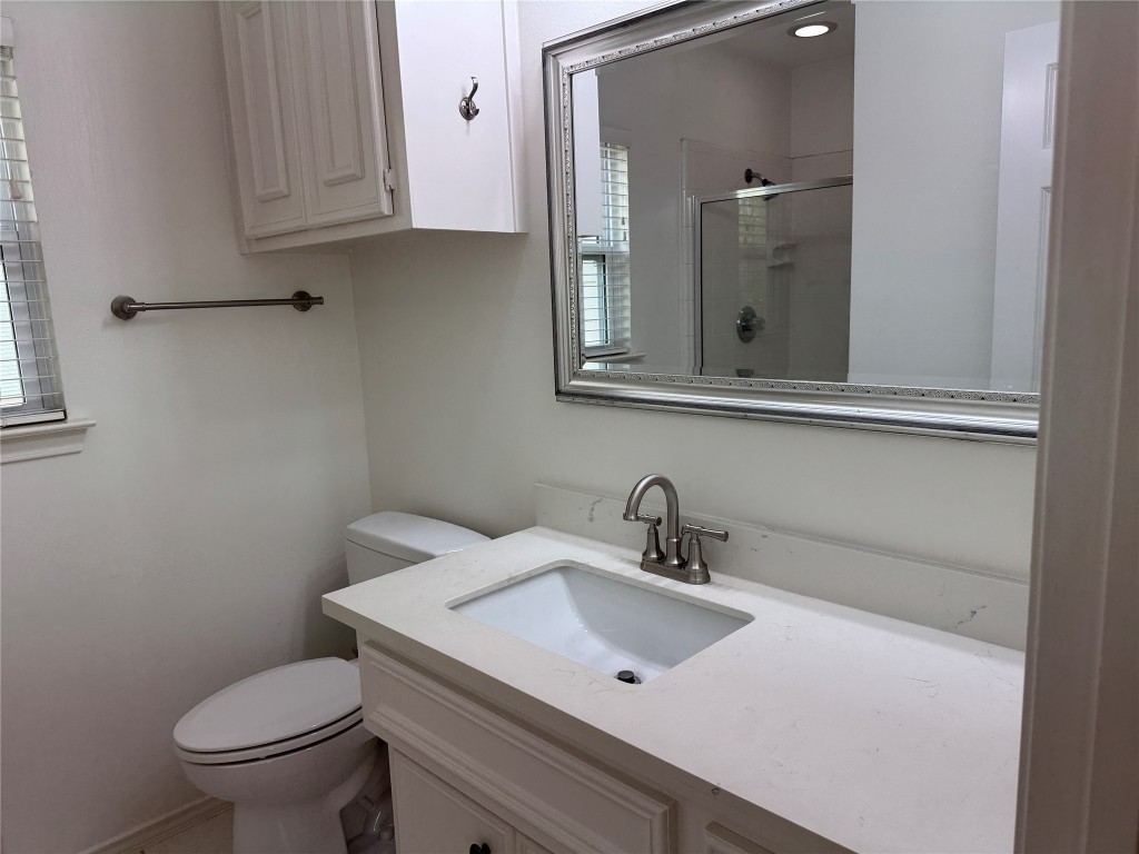 1908 Bailey Street Houston, TX 77006 - Photo 15 of 40 This is the hall bath. It's between the two secondary bedrooms. There's a shower you can see reflected in the mirror.