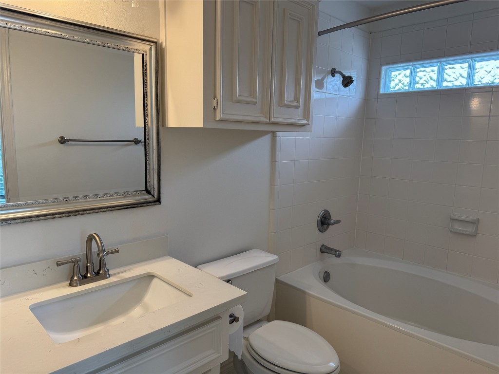 1908 Bailey Street Houston, TX 77006 - Photo 28 of 40 This is your primary bath, with a garden tub and shower combo. It's very neutral and easy to decorate.