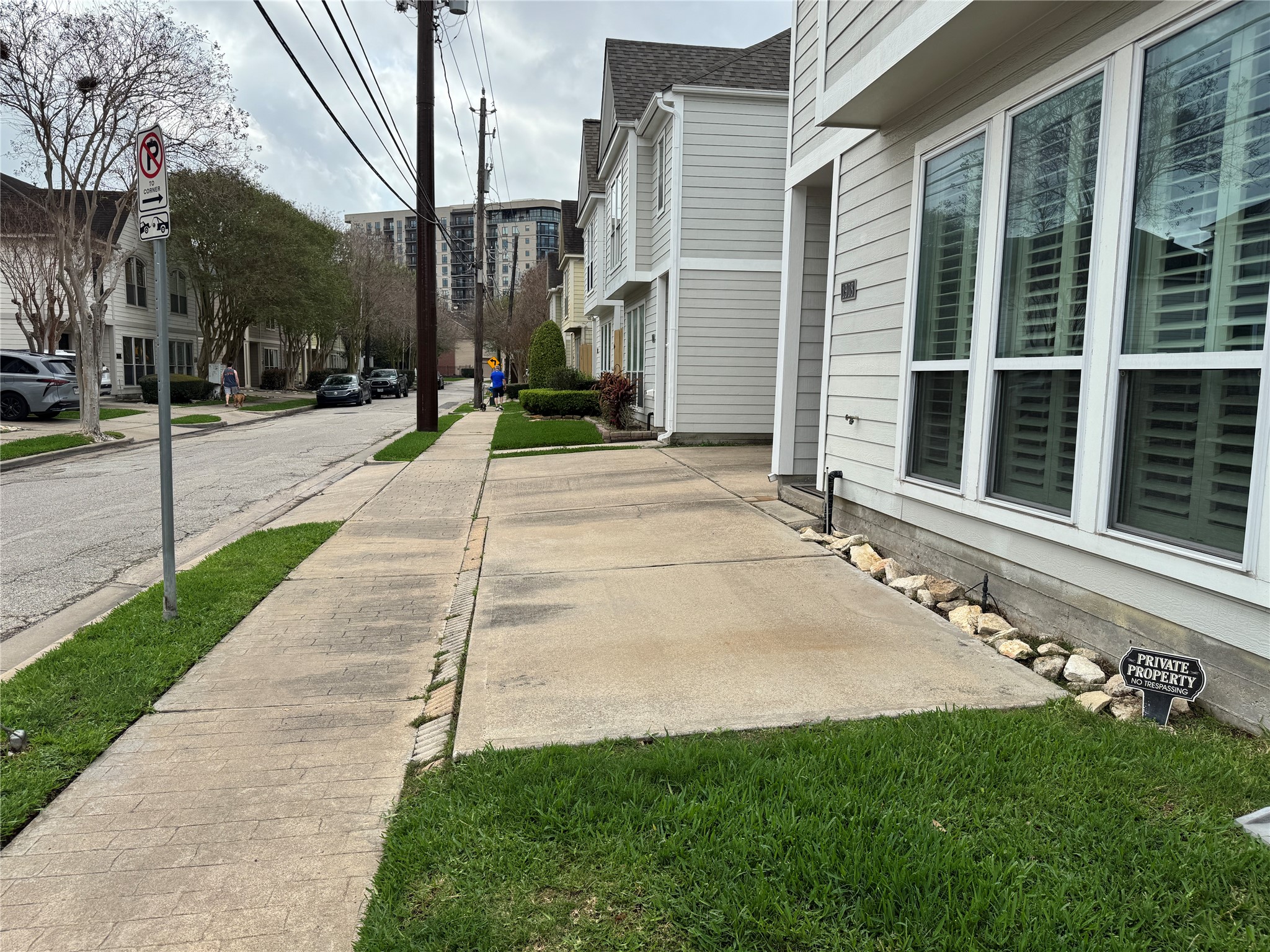 1908 Bailey Street Houston, TX 77006 - Photo 31 of 40 The extra parking pad is shown here. You are one of the lucky few who get a garage, a driveway spot and this bonus parking pad.