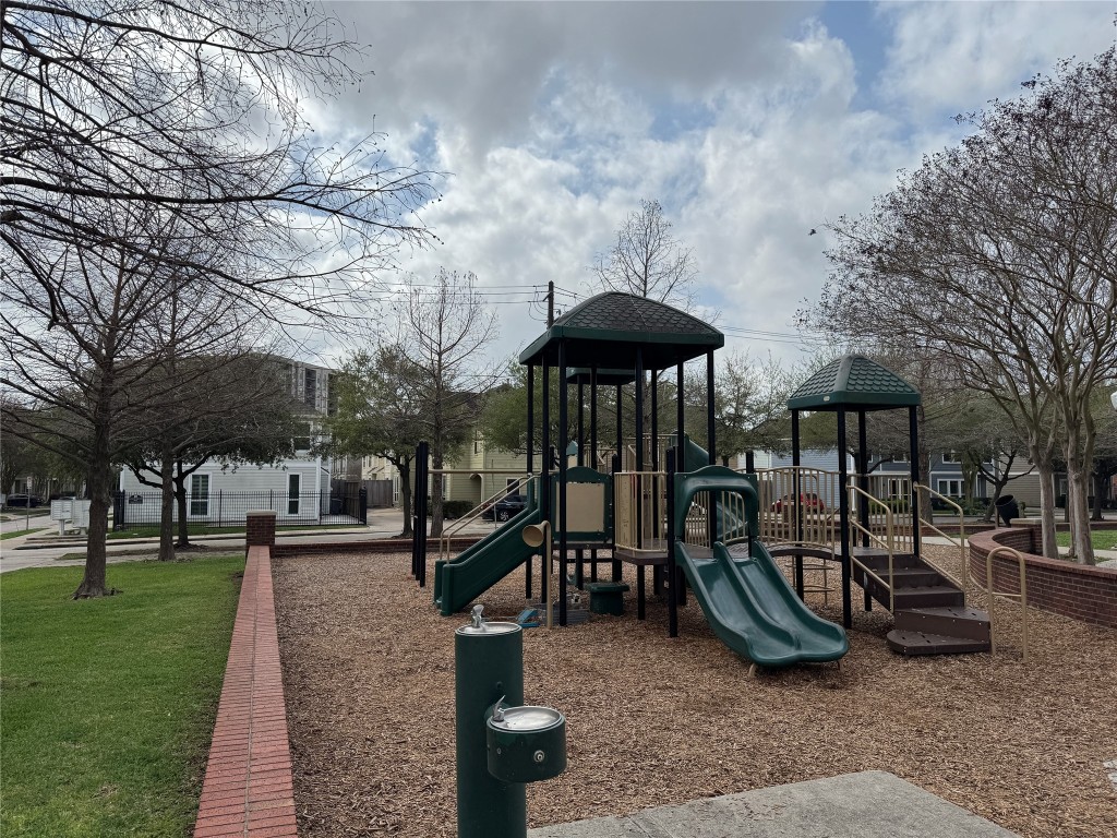 1908 Bailey Street Houston, TX 77006 - Photo 37 of 40 The playground is across the street from you. That's your TH in the background.